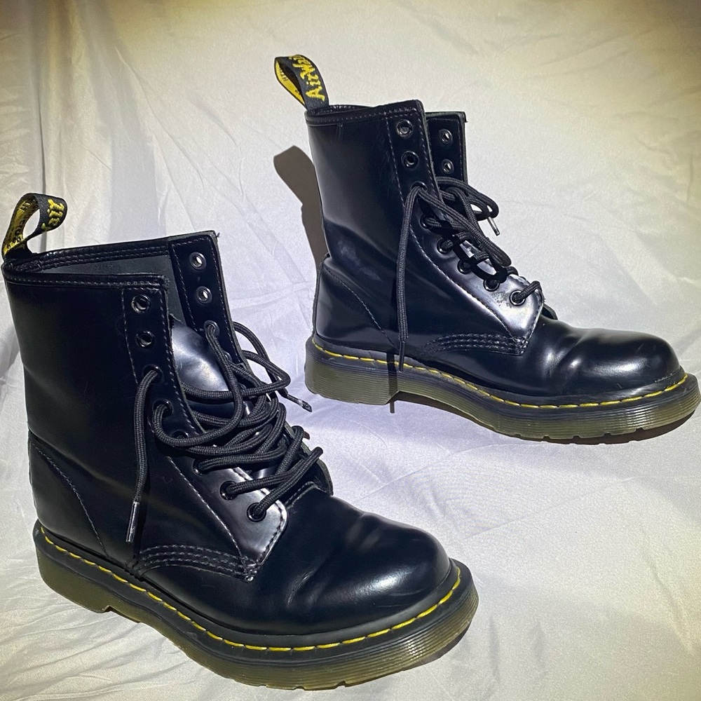🛑(Sold!) Dr. Martens Original 1460 Smooth Leather 8Eye Lace Up Boots, Size 7